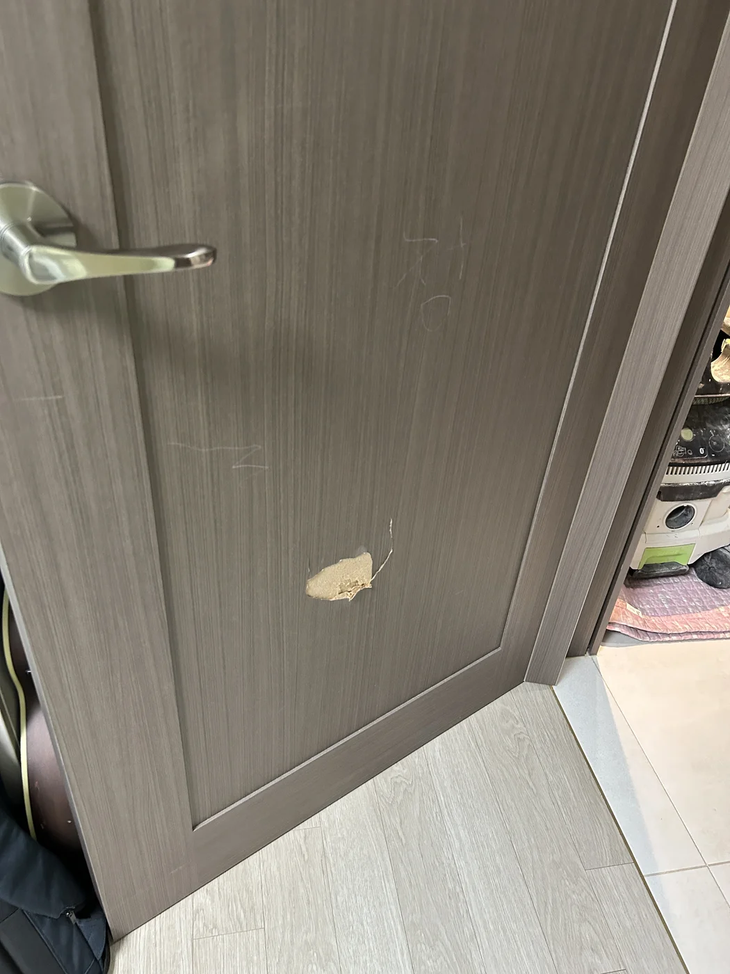 겉면에 구멍과 흠집이 남은 문