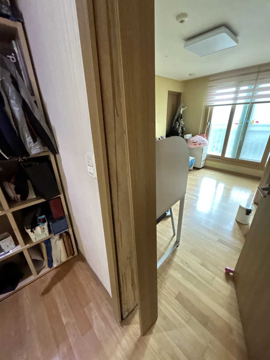 파손된 현관창고 문틀 몰딩