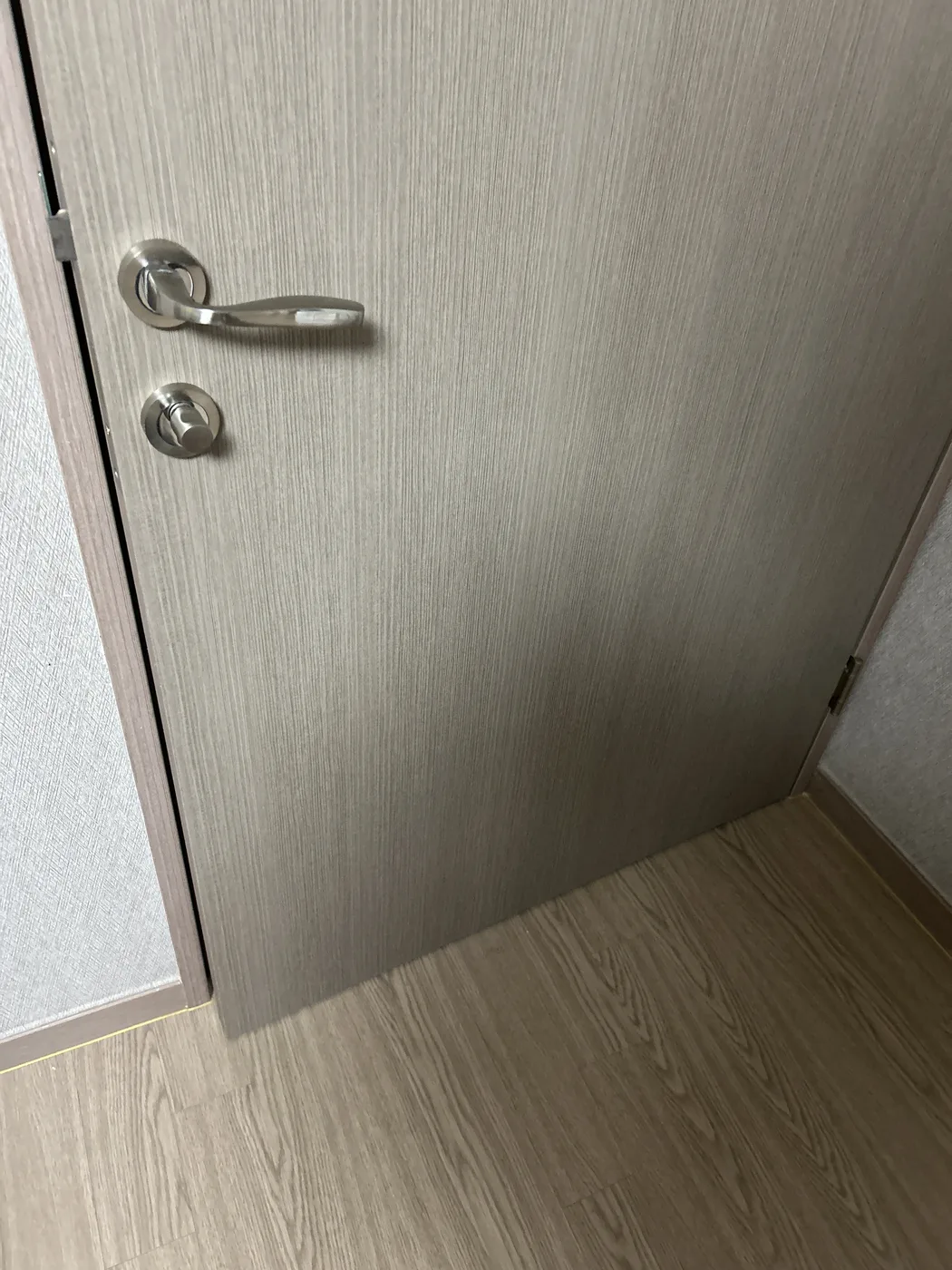 새로 교체된 안방 문짝