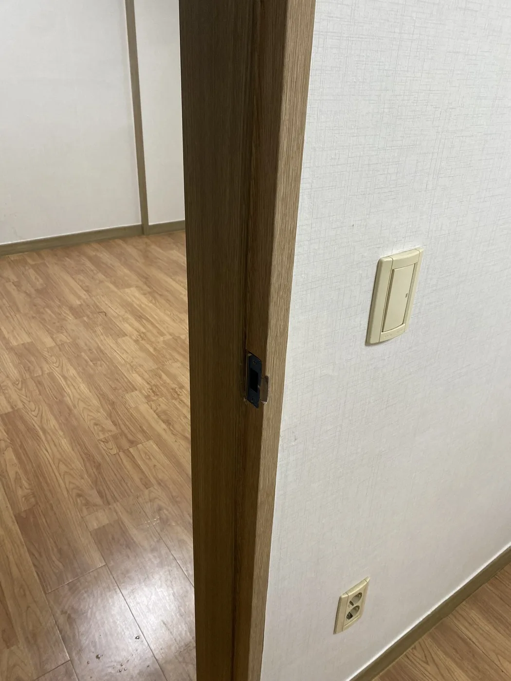 새로 교체된 반지하 문짝