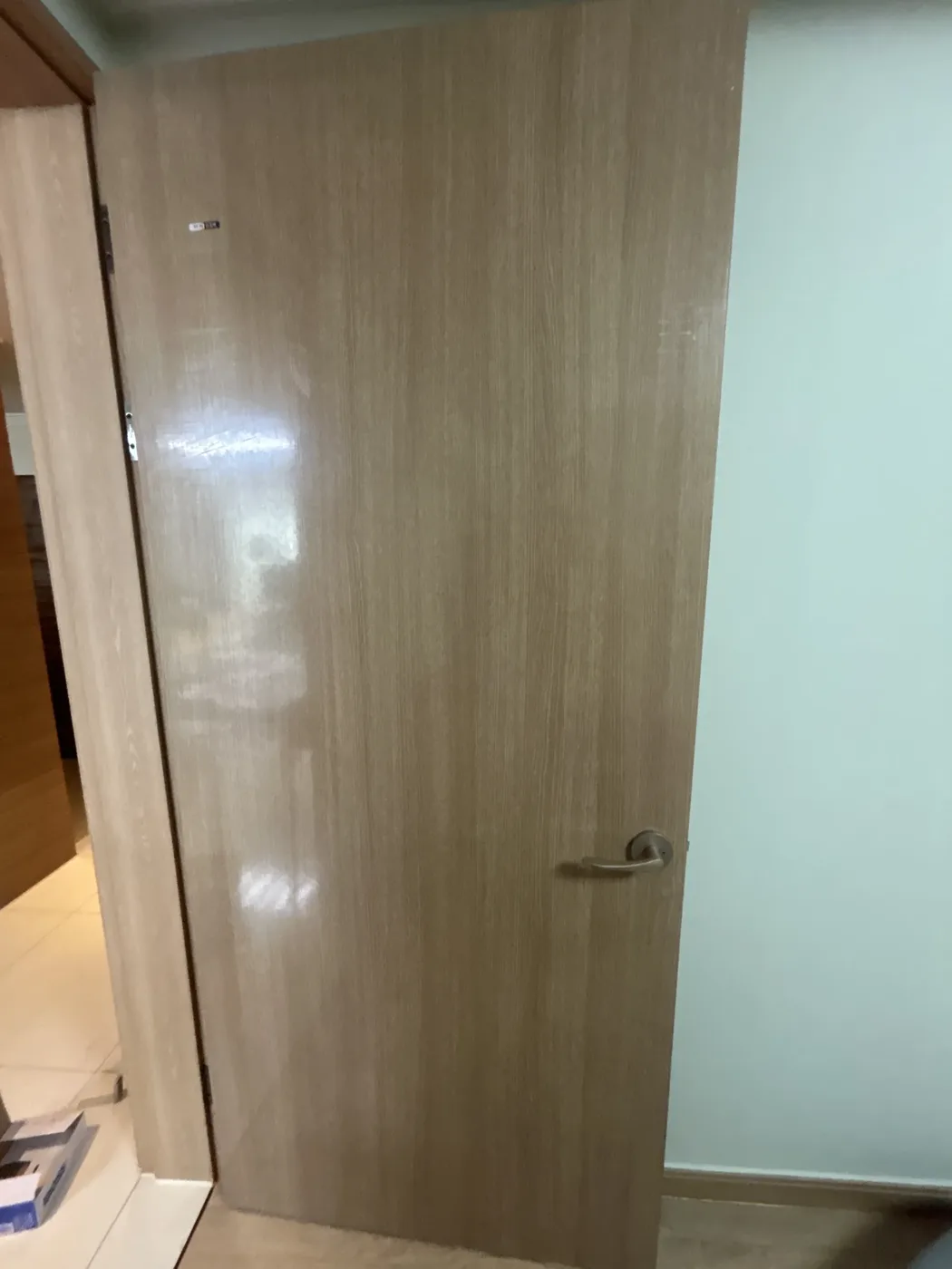 새로 교체된 창고 문짝