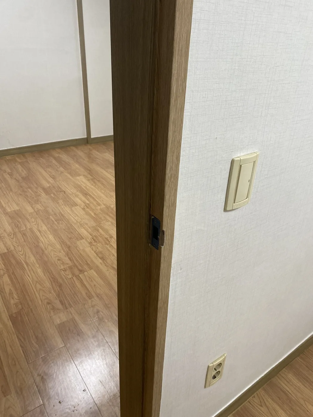 복원이 끝난 베란다 문틀