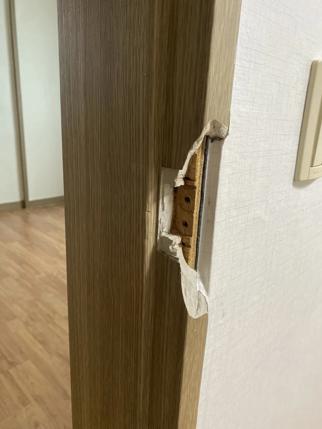 파손된 베란다 문틀